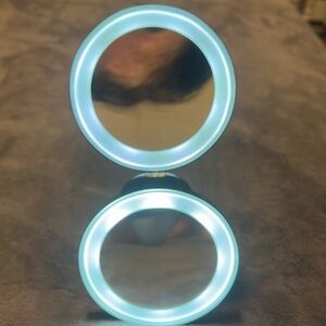 Foldable lighted makeup mirror magnifying